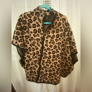 Tahari leopard print cape with zipper closure. Size XL, worn in good condition